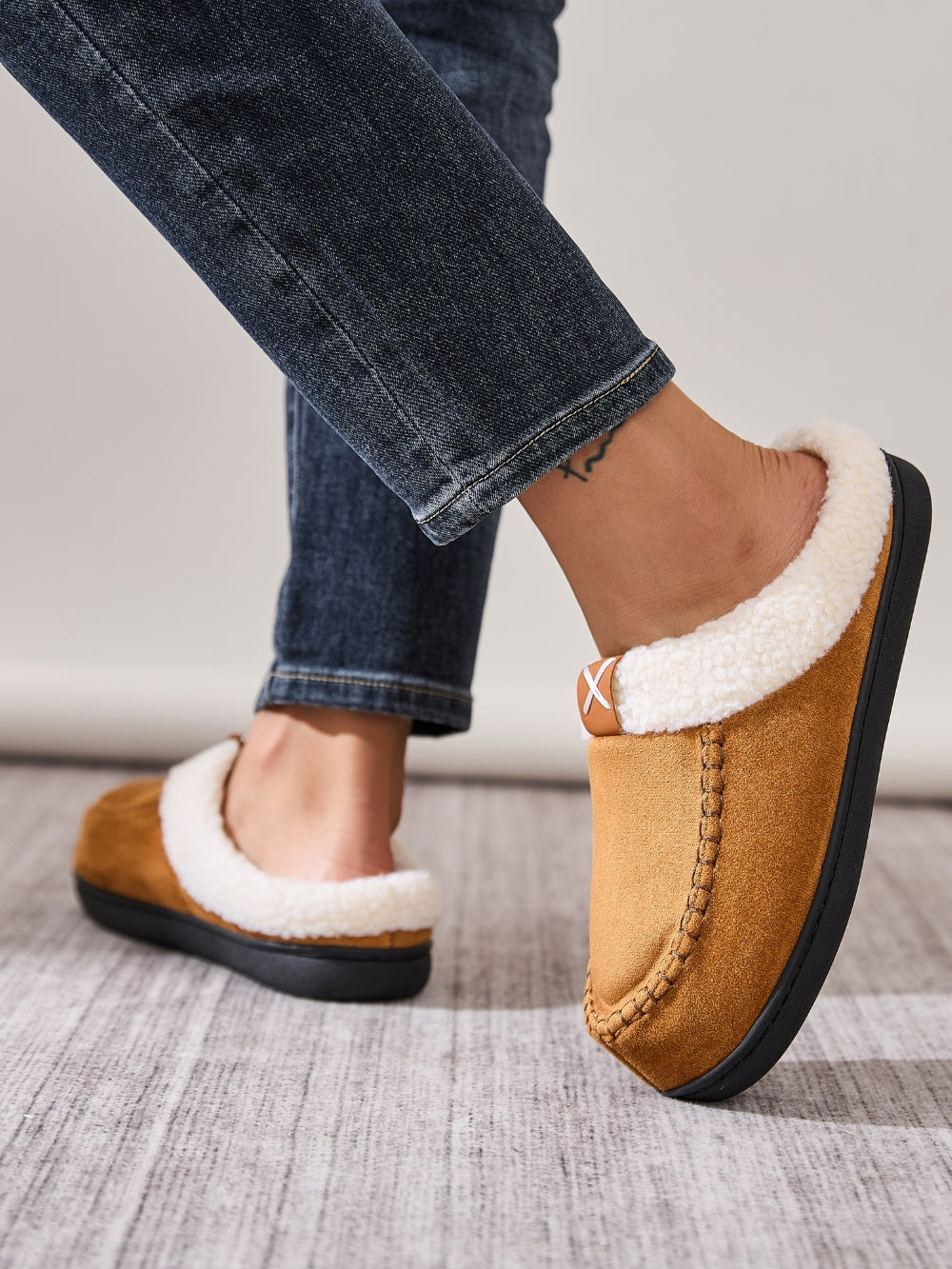 Contrast Round Toe Flat Slippers