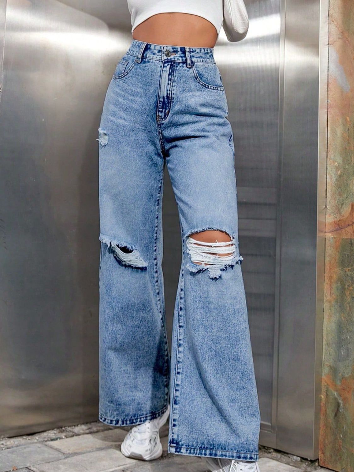 Distressed Wide Leg Jeans with Pockets